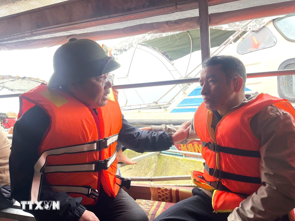 Chủ tịch UBND tỉnh Lào Cai Nguyễn Tuấn Anh chia buồn cùng gia đình nạn nhân. (Ảnh: Đinh Thùy/TTXVN)