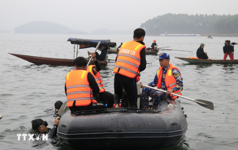 Lực lượng chức năng tiếp tục tìm kiếm nạn nhân. (Ảnh: Đinh Thùy/TTXVN)