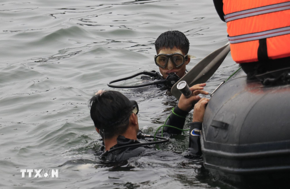 Cán bộ, chiến sỹ Lữ đoàn Đặc công Hải quân 126 nỗ lực tìm kiếm thi thể nạn nhân. (Ảnh: Đinh Thùy/TTXVN)