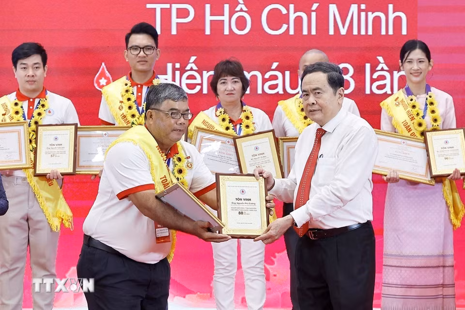 Chủ tịch Quốc hội Trần Thanh Mẫn trao Chứng nhận vinh danh người hiến máu tình nguyện tiêu biểu toàn quốc năm 2026. (Ảnh: Doãn Tấn/TTXVN)