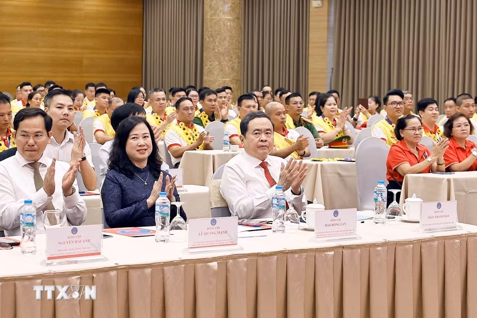 Chủ tịch Quốc hội Trần Thanh Mẫn và đại biểu dự Lễ tôn vinh người hiến máu tình nguyện tiêu biểu toàn quốc năm 2026. (Ảnh: Doãn Tấn/TTXVN)