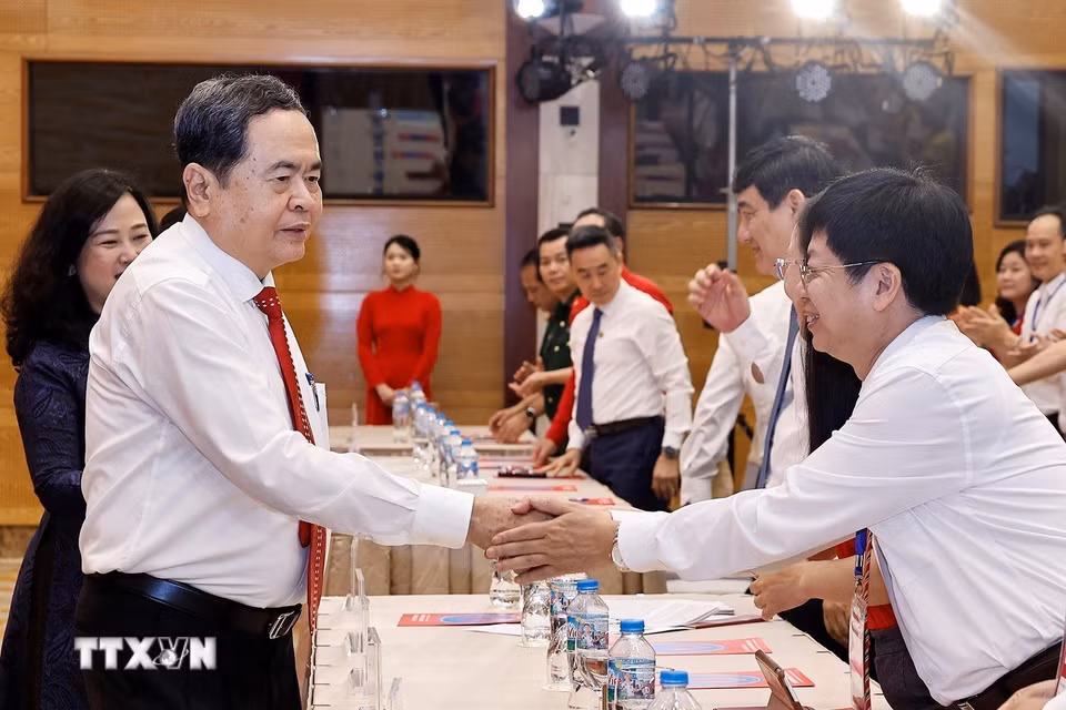Chủ tịch Quốc hội Trần Thanh Mẫn với đại biểu dự Lễ tôn vinh người hiến máu tình nguyện tiêu biểu toàn quốc năm 2026. (Ảnh: Doãn Tấn/TTXVN)