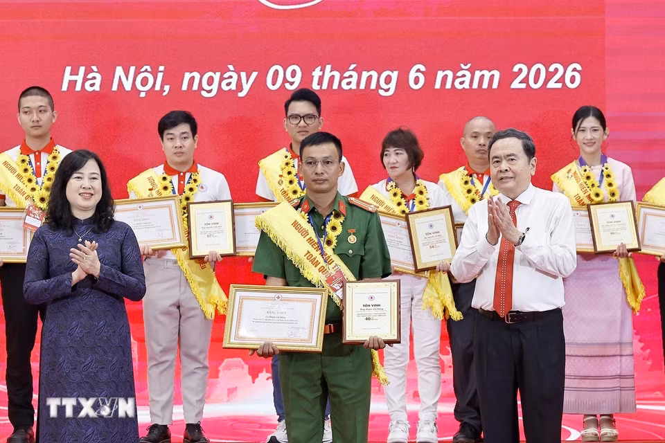 Chủ tịch Quốc hội Trần Thanh Mẫn và Bộ trưởng Y tế Đào Hồng Lan trao Chứng nhận vinh danh và Bằng khen, tôn vinh người hiến máu tình nguyện tiêu biểu toàn quốc năm 2026. (Ảnh: Doãn Tấn/TTXVN)