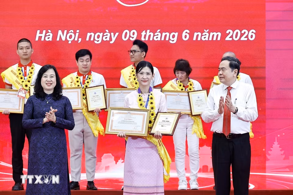 Chủ tịch Quốc hội Trần Thanh Mẫn và Bộ trưởng Y tế Đào Hồng Lan trao Chứng nhận vinh danh và Bằng khen, tôn vinh người hiến máu tình nguyện tiêu biểu toàn quốc năm 2026. (Ảnh: Doãn Tấn/TTXVN)