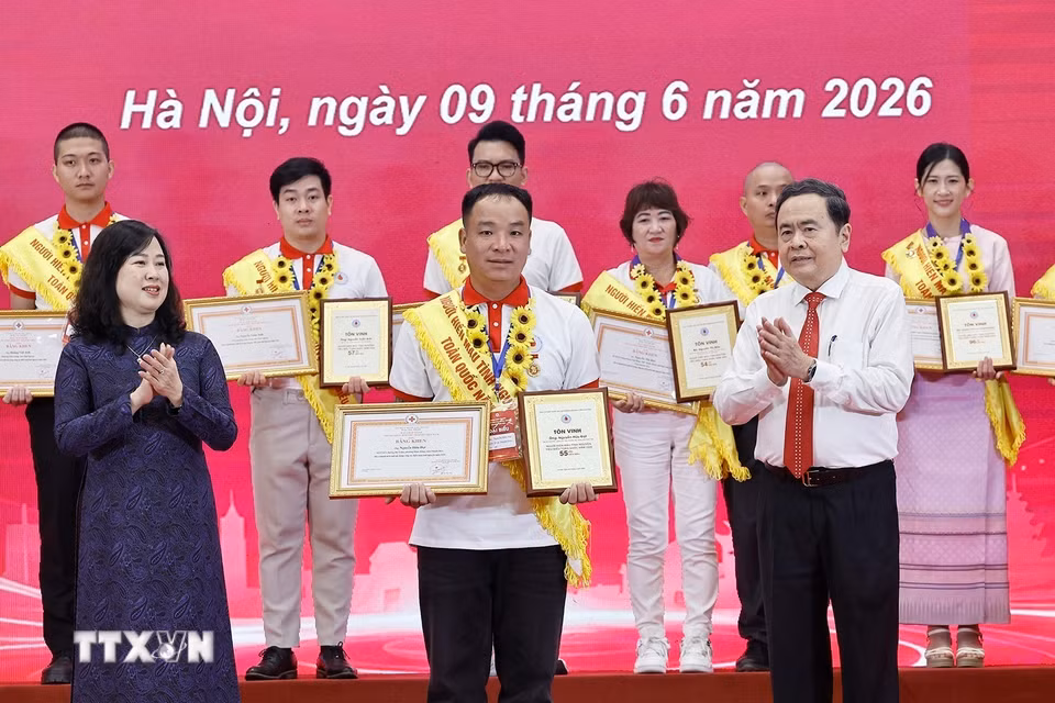 Chủ tịch Quốc hội Trần Thanh Mẫn và Bộ trưởng Y tế Đào Hồng Lan trao Chứng nhận vinh danh và Bằng khen, tôn vinh người hiến máu tình nguyện tiêu biểu toàn quốc năm 2026. (Ảnh: Doãn Tấn/TTXVN)