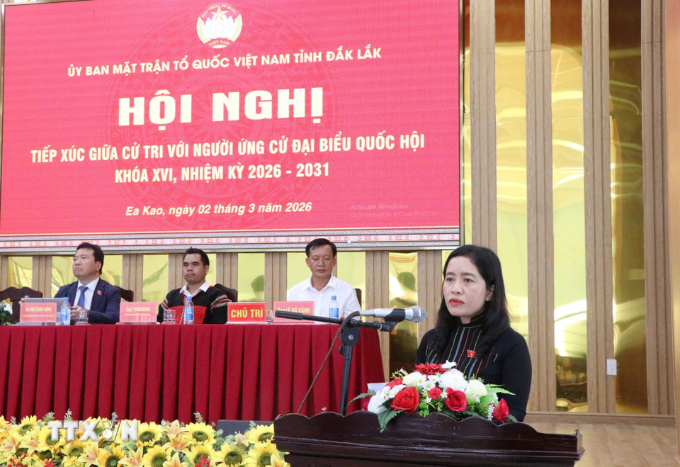 Ứng cử viên đại biểu Quốc hội Lê Thị Thanh Xuân (dân tộc Mnông), Giám đốc Sở Giáo dục và Đào tạo tỉnh Đắk Lắk tiếp xúc cử tri tại đơn vị bầu cử số 3. (Ảnh: Nguyên Dung/TTXVN)