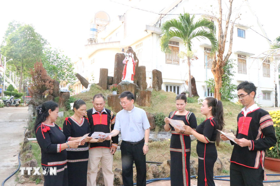 Linh mục Nguyễn Văn Khoa, Phụ tá Giáo xứ Duy Hòa thuộc Giáo phận Buôn Ma Thuột tuyên truyền để giáo dân nhận thức rõ ý nghĩa, tầm quan trọng của ngày bầu cử. (Ảnh: Nguyên Dung/TTXVN)