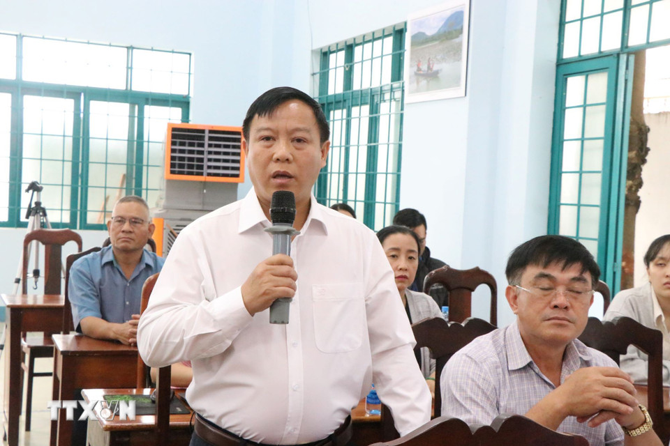 Cử tri tại phường Ea Kao, tỉnh Đắk Lắk đánh giá cao phẩm chất chính trị, năng lực chuyên môn, kinh nghiệm công tác và chương trình hành động của các ứng cử viên. (Ảnh: Nguyên Dung/TTXVN)