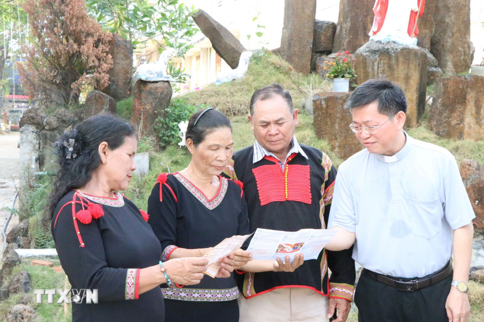 Đồng bào có đạo quan tâm tìm hiểu về công tác bầu cử. (Ảnh: Nguyên Dung/TTXVN)