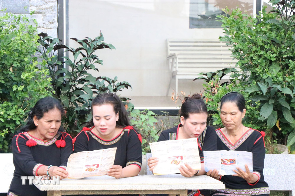 Đồng bào có đạo vui mừng, phấn khởi trước ngày hội bầu cử. (Ảnh: Nguyên Dung/TTXVN)