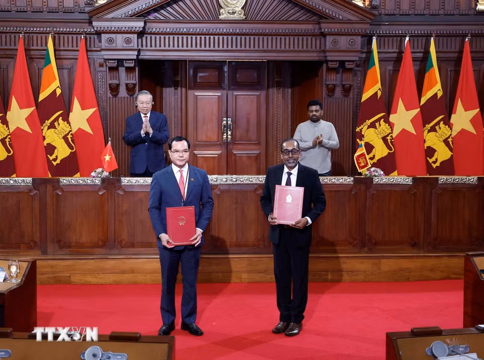 Tổng Bí thư, Chủ tịch nước Tô Lâm và Tổng thống Anura Kumara Dissanayake chứng kiến lễ trao các văn kiện hợp tác giữa 2 nước. (Ảnh: Thống Nhất/TTXVN)