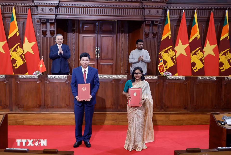 Tổng Bí thư, Chủ tịch nước Tô Lâm và Tổng thống Anura Kumara Dissanayake chứng kiến lễ trao các văn kiện hợp tác giữa 2 nước. (Ảnh: Thống Nhất/TTXVN)