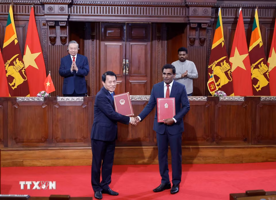 Tổng Bí thư, Chủ tịch nước Tô Lâm và Tổng thống Anura Kumara Dissanayake chứng kiến lễ trao các văn kiện hợp tác giữa 2 nước. (Ảnh: Thống Nhất/TTXVN)