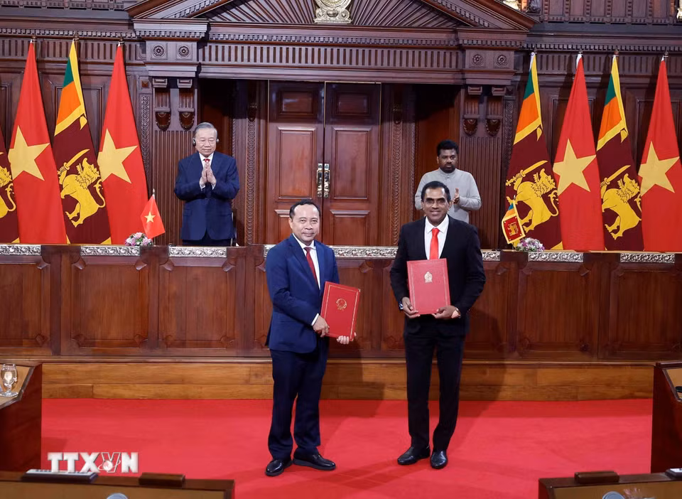 Tổng Bí thư, Chủ tịch nước Tô Lâm và Tổng thống Anura Kumara Dissanayake chứng kiến lễ trao các văn kiện hợp tác giữa 2 nước. (Ảnh: Thống Nhất/TTXVN)