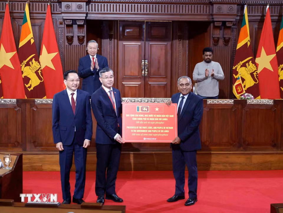 Trao quà tặng của Đảng, Nhà nước và nhân dân Việt Nam tặng Chính phủ và nhân dân Sri Lanka. (Ảnh: Thống Nhất/TTXVN)
