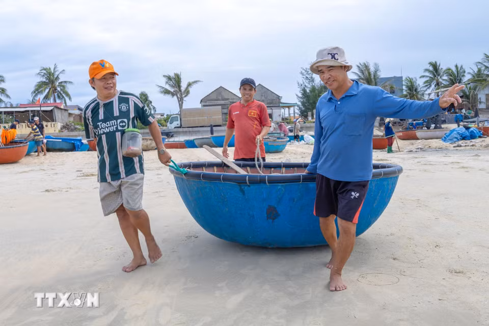Chiều xuống, những người đàn ông làng biển Tam Tiến chuẩn bị thúng chai, ngư cụ để bắt đầu chuyến đánh bắt kéo dài qua đêm trên vùng biển phía Nam thành phố Đà Nẵng. (Ảnh: Xuân Quý/TTXVN)