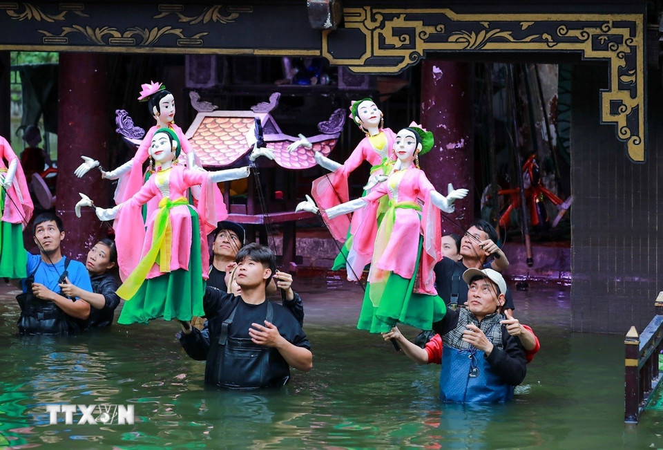 Dấu mốc 70 năm ghi nhận chặng đường bền bỉ của nhiều thế hệ nghệ sỹ nhà hát trong việc gìn giữ và phát huy nghệ thuật múa rối truyền thống. Đồng thời, đây cũng là minh chứng cho những nỗ lực không ngừng trong việc lan tỏa giá trị văn hóa dân tộc tới công chúng trong nước và bạn bè quốc tế, góp phần hiện thực hóa tinh thần của Nghị quyết 80-NQ/TW về phát triển văn hóa Việt Nam. (Ảnh: Khánh Hòa/TTXVN)