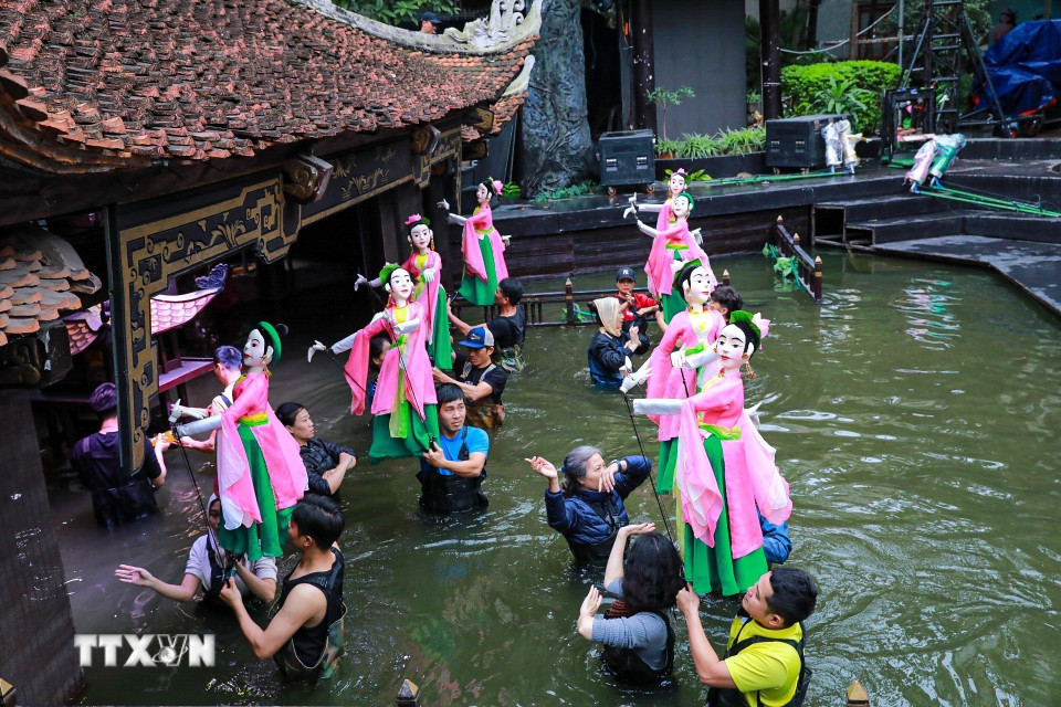 Nhà hát múa rối Việt Nam đã có nhiều đổi mới sáng tạo trong việc kết hợp múa rối cạn biểu diễn tại múa rối nước mang lại những tiết mục nghệ thuật đặc sắc tới khán giả. (Ảnh: Khánh Hòa/TTXVN)