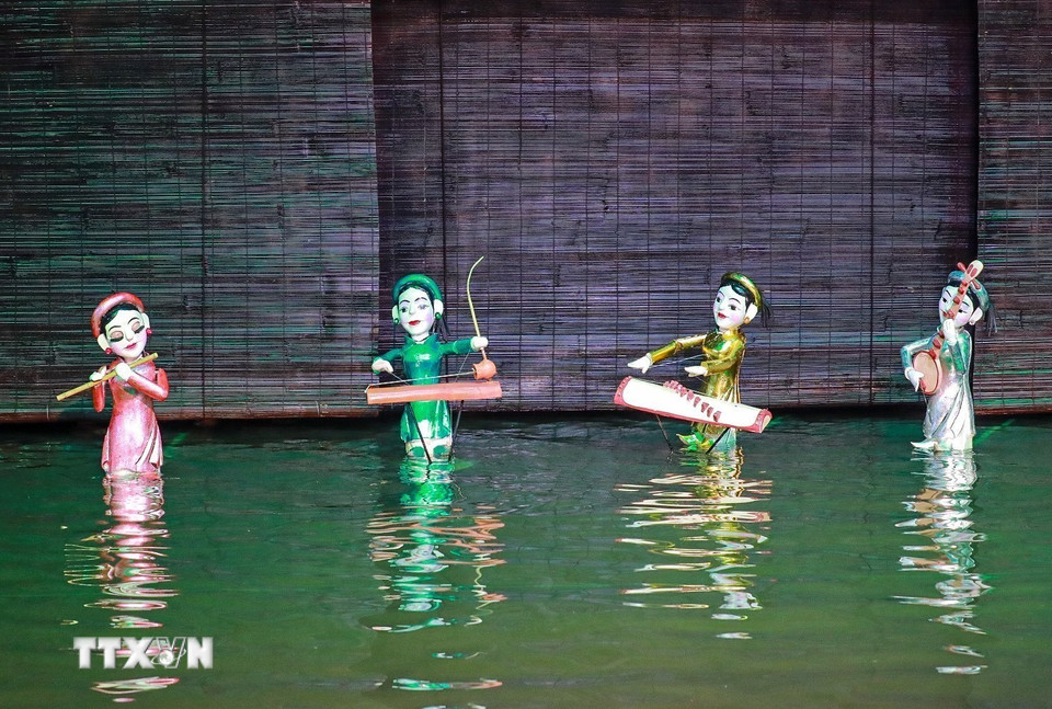 Nghệ thuật múa rối nước truyền thống biểu diễn tại Nhà hát múa rối Việt Nam. (Ảnh: Khánh Hòa/TTXVN)