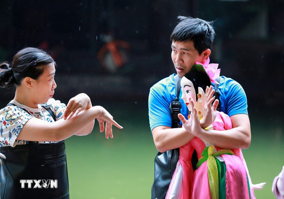 Một buổi tập luyện của các nghệ sỹ Nhà hát múa rối Việt Nam. (Ảnh: Khánh Hòa/TTXVN)