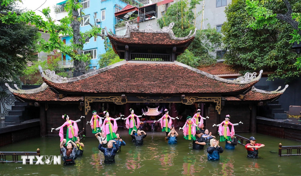 Nhà hát múa rối Việt Nam đã có nhiều đổi mới sáng tạo trong việc kết hợp múa rối cạn biểu diễn tại múa rối nước mang lại những tiết mục nghệ thuật đặc sắc tới khán giả. (Ảnh: Khánh Hòa/TTXVN)