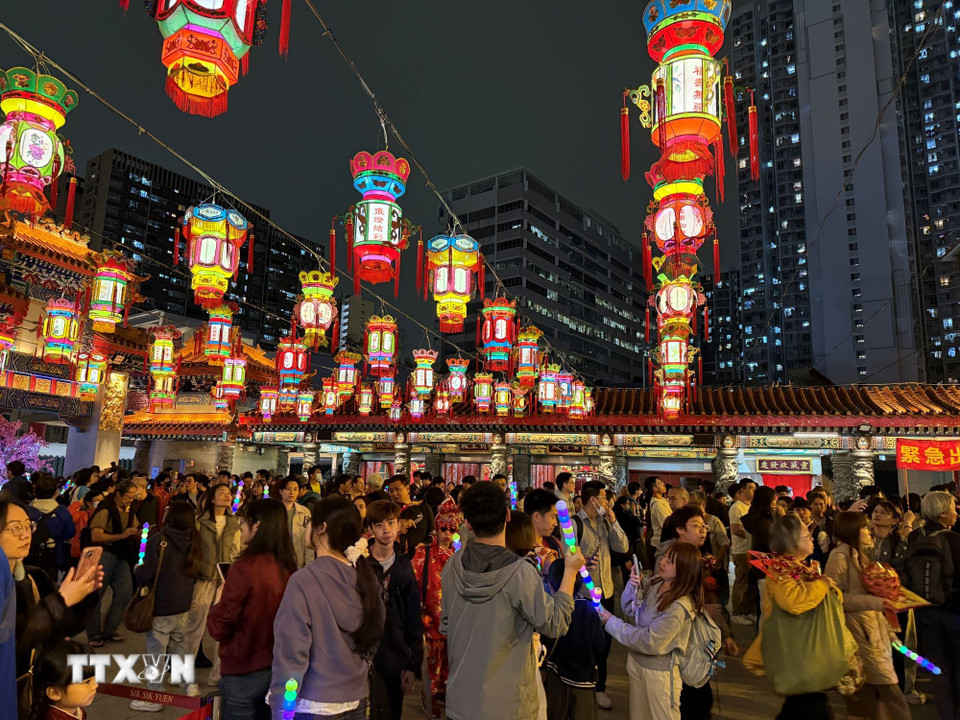 Người dân đổ về đền Wong Tai Sin vào đêm rằm tháng Giêng. (Ảnh: Mạc Luyện/TTXVN)