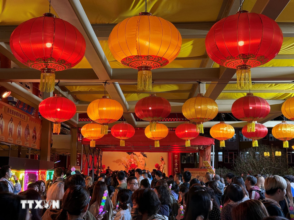 Nhiều bạn trẻ đến lễ Nguyệt Lão tại Wong Tai Sin để cầu duyên thành công. (Ảnh: Mạc Luyện/TTXVN)