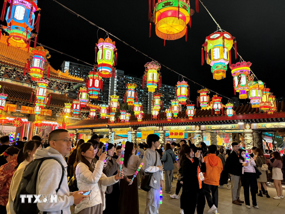 Đền Wong Tai Sin trong ngày rằm tháng Giêng. (Ảnh: Mạc Luyện/TTXVN)