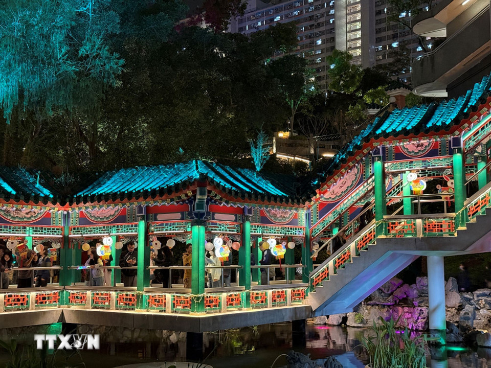 Đền Wong Tai Sin được trang hoàng rực rỡ trong ngày Tết Nguyên tiêu. (Ảnh: Mạc Luyện/TTXVN)