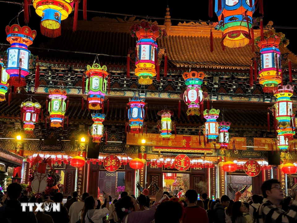 Lễ hội đèn lồng tại đền Wong Tai Sin vào đêm rằm tháng Giêng thu hút đông du khách và người dân. (Ảnh: Mạc Luyện/TTXVN)