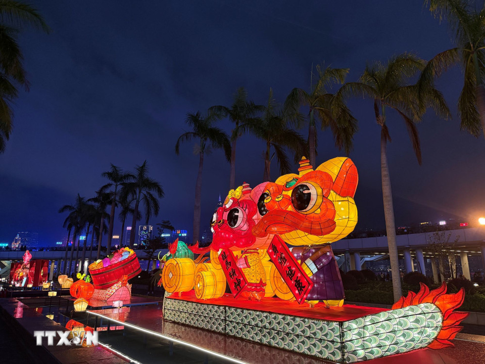 Đèn lồng được trang trí ở khu vực Trung tâm Văn hóa Hong Kong. (Ảnh: Mạc Luyện/TTXVN)