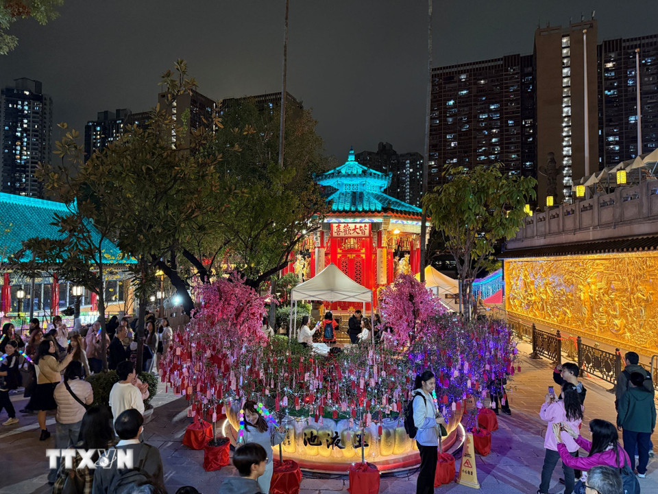 Nhiều khu vực tại đền Wong Tai Sin được trang hoàng rực rỡ cho du khách thưởng ngoạn. (Ảnh: Mạc Luyện/TTXVN)