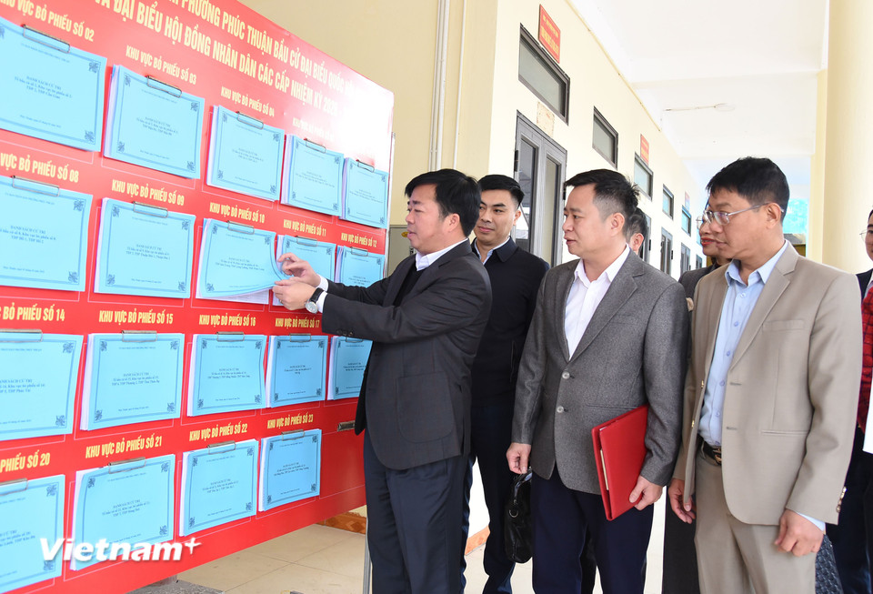 Ông Bùi Văn Lương, Phó Bí thư Tỉnh ủy Thái Nguyên kiểm tra công tác bầu cử tại phường Phúc Thuận. (Ảnh: Vietnam+)