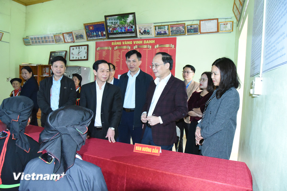 Ông Nguyễn Linh, Phó Chủ tịch Ủy ban Nhân dân tỉnh kiểm tra công tác bầu cử tại xã Nam Hòa. (Ảnh: Vietnam+)