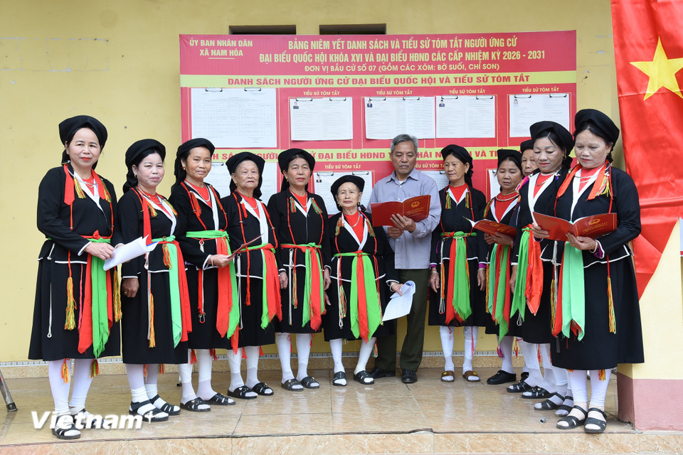 Các cử tri xã Nam Hòa tìm hiểu thông tin về các ứng cử viên. (Ảnh: Vietnam+)