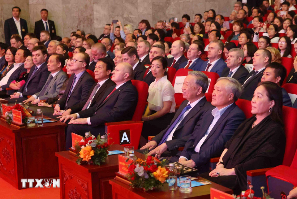 Tổng Bí thư Tô Lâm cùng các đại biểu dự Chương trình giao lưu nghệ thuật "Tâm hồn Nga trong lòng Việt Nam." (Ảnh: Phạm Kiên/TTXVN)