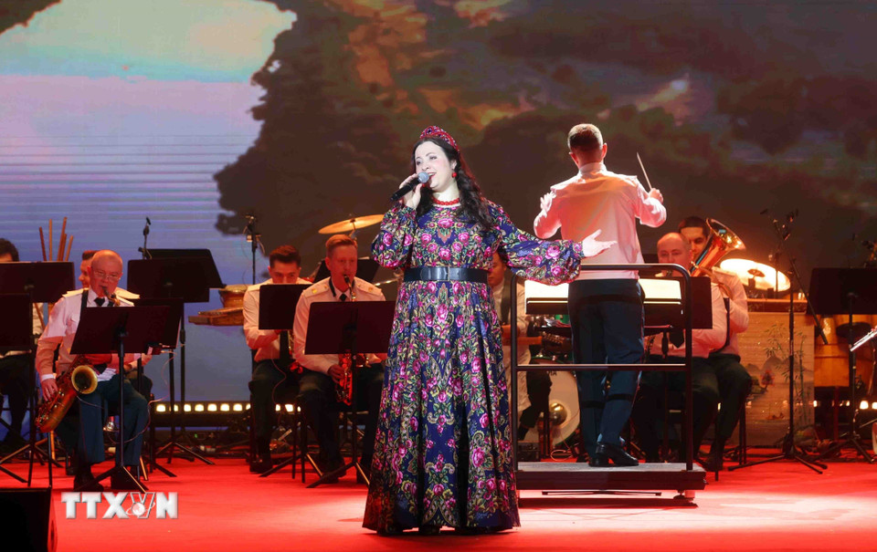 Tiết mục biểu diễn do đoàn nghệ thuật Bộ Tình trạng khẩn cấp Liên bang Nga biểu diễn. (Ảnh: Phạm Kiên/TTXVN)