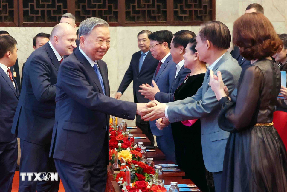 Tổng Bí thư Tô Lâm dự Chương trình giao lưu nghệ thuật "Tâm hồn Nga trong lòng Việt Nam." (Ảnh: Phạm Kiên/TTXVN)