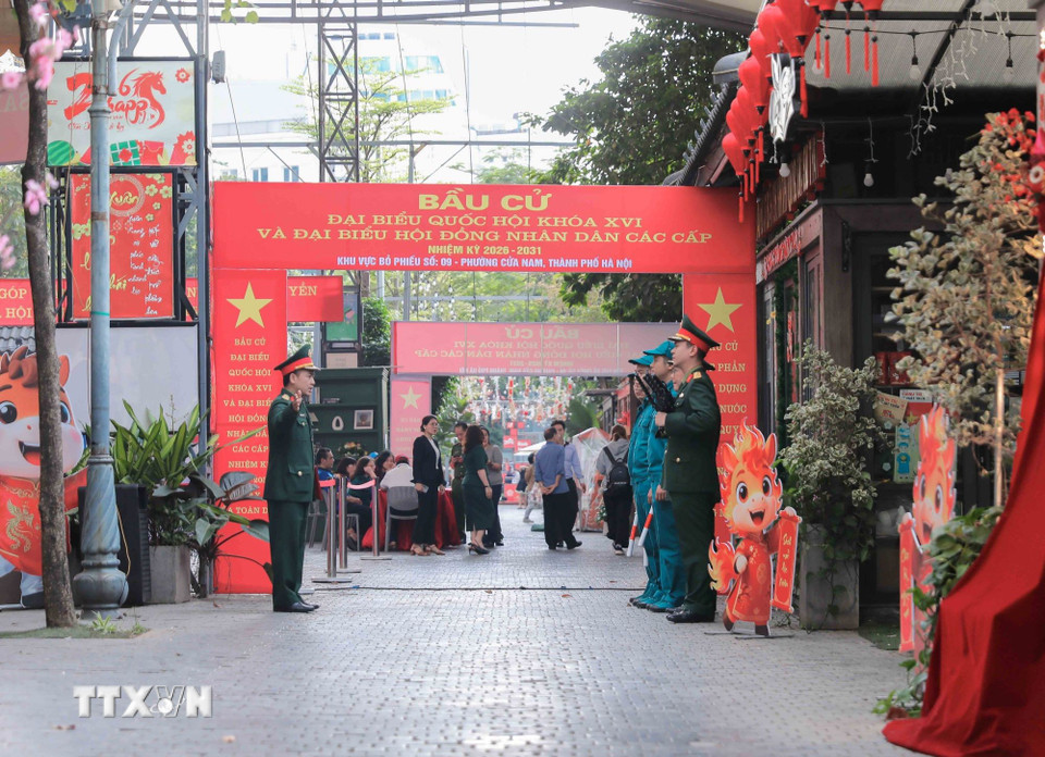 Ban Chỉ huy Quân sự phường Cửa Nam triển khai lực lượng chế áp phương tiện bay không người lái tại các vị trí cao, nhằm kịp thời phát hiện, xử lý tình huống, bảo đảm an toàn tuyệt đối khu vực bầu cử. (Ảnh: Phan Phương/TTXVN)