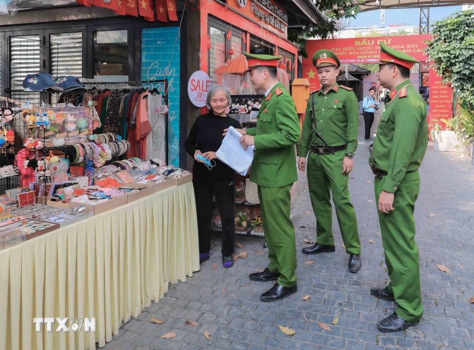 Công an phường Cửa Nam tăng cường tuyên truyền, vận động các hộ dân nâng cao ý thức chấp hành quy định, góp phần bảo đảm an ninh, an toàn phục vụ ngày bầu cử. (Ảnh: Phan Phương/TTXVN)