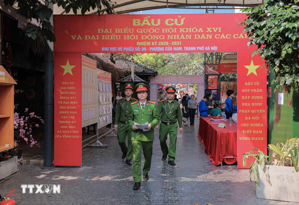 Lực lượng công an phường Cửa Nam vào cuộc từ sớm, triển khai nhiều biện pháp cụ thể, sát thực tế địa bàn, bảo đảm tuyệt đối an ninh, an toàn ngày bầu cử. (Ảnh: Phan Phương/TTXVN)