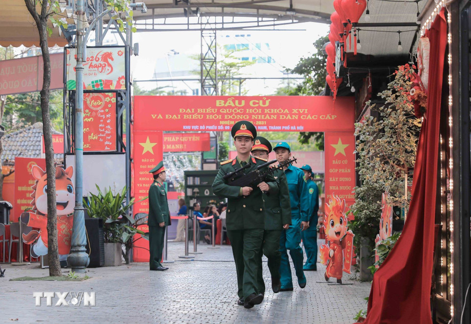 Ban Chỉ huy Quân sự phường Cửa Nam triển khai lực lượng chế áp phương tiện bay không người lái tại các vị trí cao, nhằm kịp thời phát hiện, xử lý tình huống, bảo đảm an toàn tuyệt đối khu vực bầu cử. (Ảnh: Phan Phương/TTXVN)