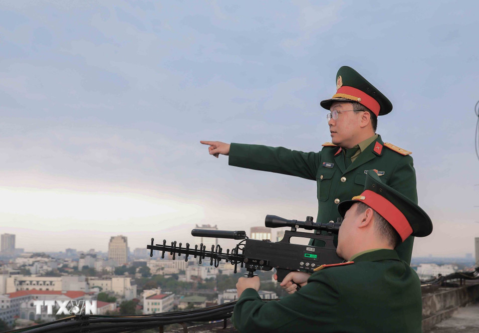 Các chiến sĩ thực hành sử dụng súng CAV-14 chế áp phương tiện bay không người lái, bảo đảm an toàn tuyệt đối tại khu vực bầu cử. (Ảnh: Phan Phương/TTXVN)