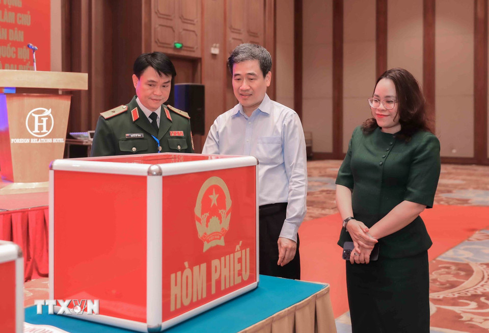 Ông Nguyễn Quốc Hoàng, Chủ tịch UBND phường, Phó Chủ tịch Ủy ban Bầu cử phường Cửa Nam cùng Thiếu tướng Nguyễn Duy Minh, Phó Cục trưởng Cục Đối ngoại (Bộ Quốc phòng), Tổ trưởng Tổ bầu cử số 14 trực tiếp kiểm tra công tác chuẩn bị bầu cử. (Ảnh: Phan Phương/TTXVN)