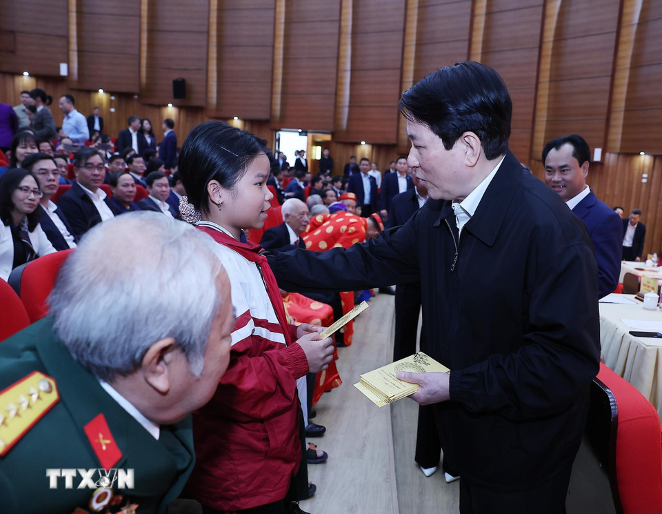 Chủ tịch nước Lương Cường mừng tuổi, chúc Tết nhân dân các dân tộc tỉnh Lào Cai. (Ảnh: Lâm Khánh/TTXVN)