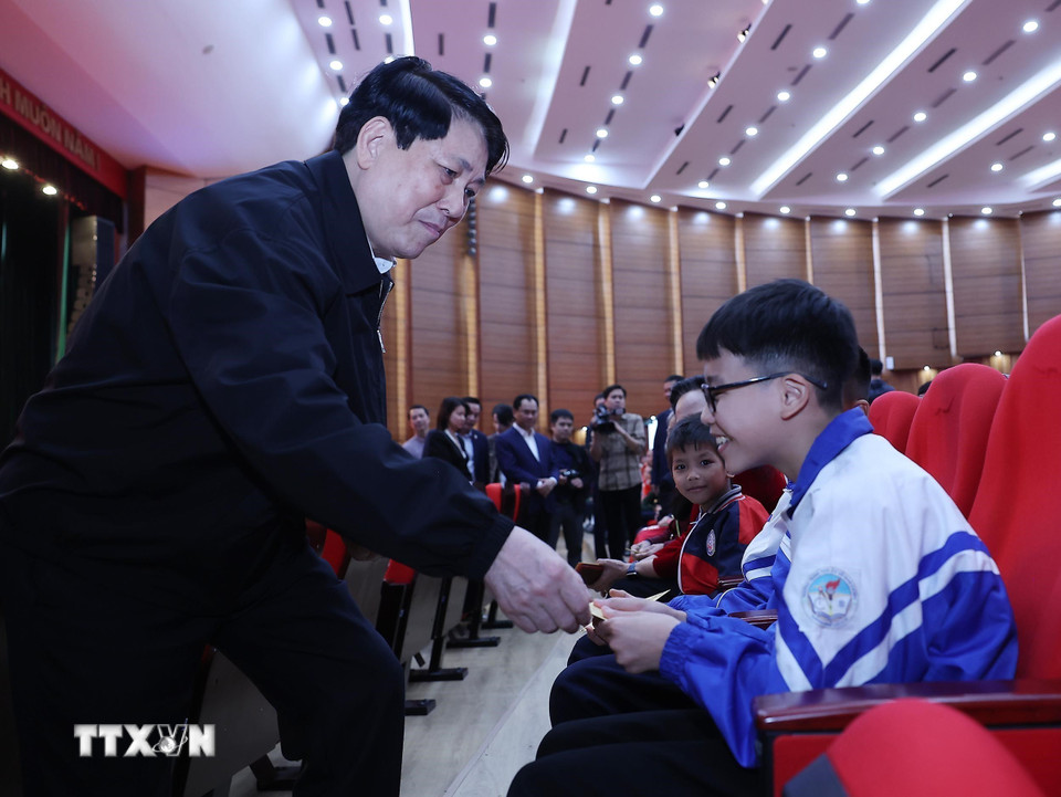 Chủ tịch nước Lương Cường mừng tuổi, chúc Tết nhân dân các dân tộc tỉnh Lào Cai. (Ảnh: Lâm Khánh/TTXVN)