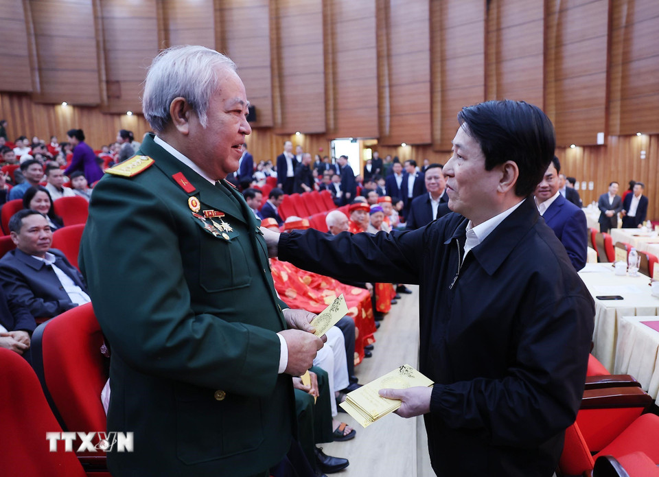 Chủ tịch nước Lương Cường mừng tuổi, chúc Tết nhân dân các dân tộc tỉnh Lào Cai. (Ảnh: Lâm Khánh/TTXVN)