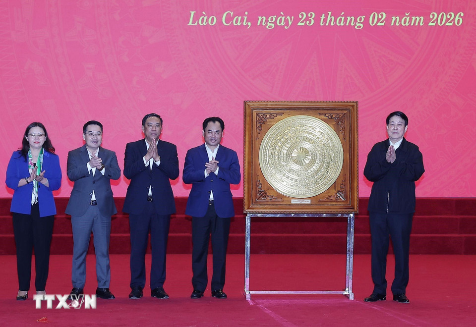 Chủ tịch nước Lương Cường trao quà lưu niệm tặng Đảng bộ, chính quyền, Nhân dân các dân tộc, lực lượng vũ trang tỉnh Lào Cai. (Ảnh: Lâm Khánh/TTXVN)