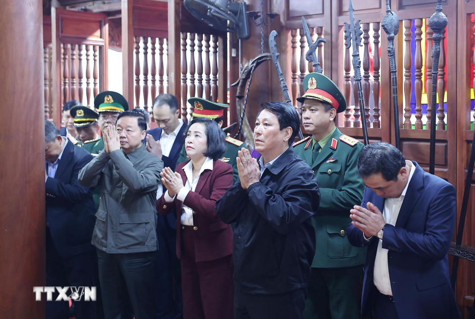Chủ tịch nước Lương Cường và đoàn công tác dâng hương tại đền Thượng (Lào Cai) cầu cho quốc thái dân an. (Ảnh: Lâm Khánh/TTXVN)