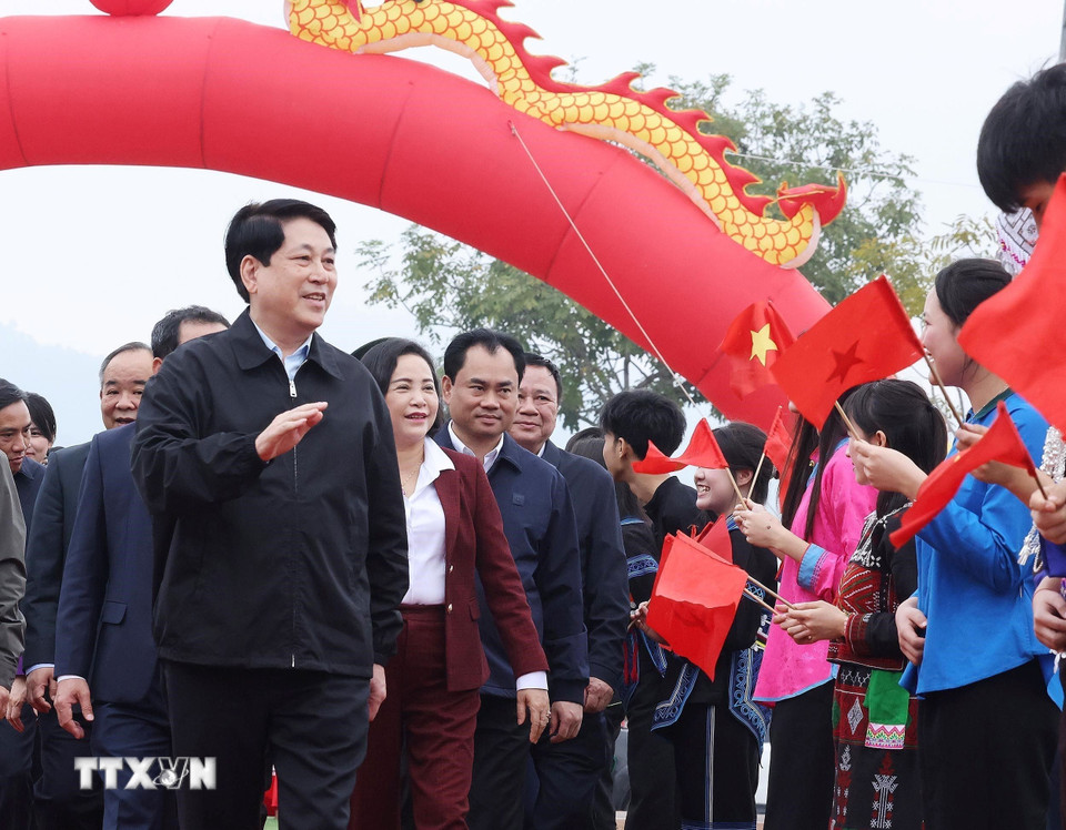 Chủ tịch nước Lương Cường dự Lễ phát động “Tết trồng cây đời đời nhớ ơn Bác Hồ” tại phường Lào Cai, tỉnh Lào Cai. (Ảnh: Lâm Khánh/TTXVN)